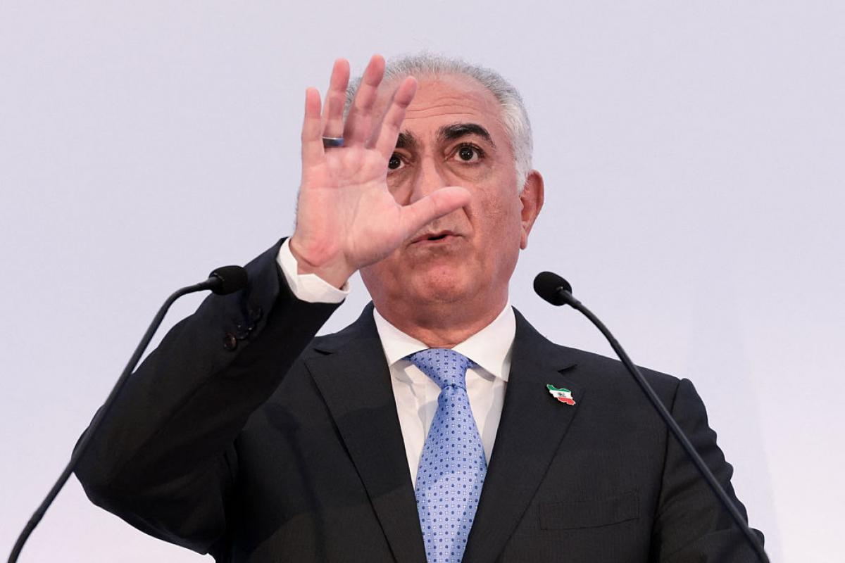 Reza Pahlavi, príncipe heredero y líder opositor iraní, este lunes en su conferencia en París