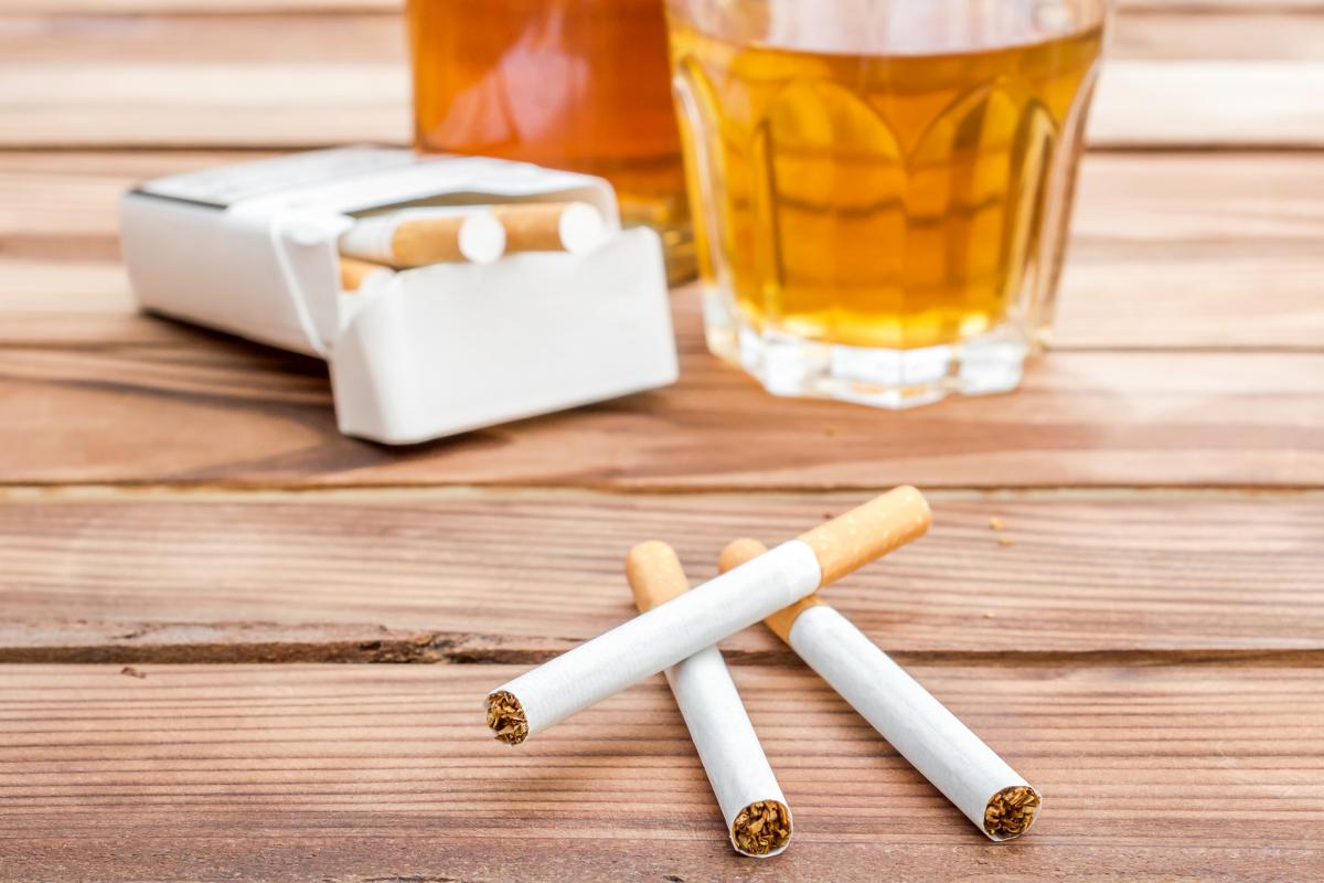 Cigarrillos junto a unas cervezas en una terraza
