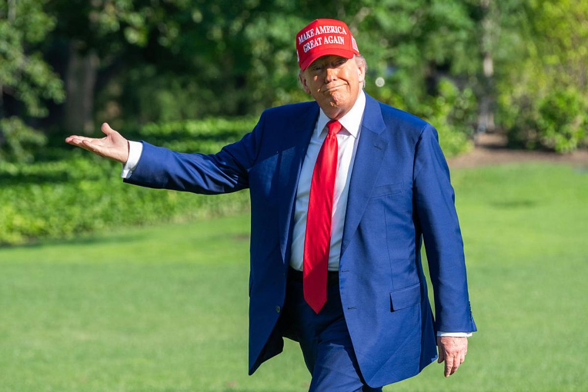 Donald Trump gesticula al llegar a la Casa Blanca