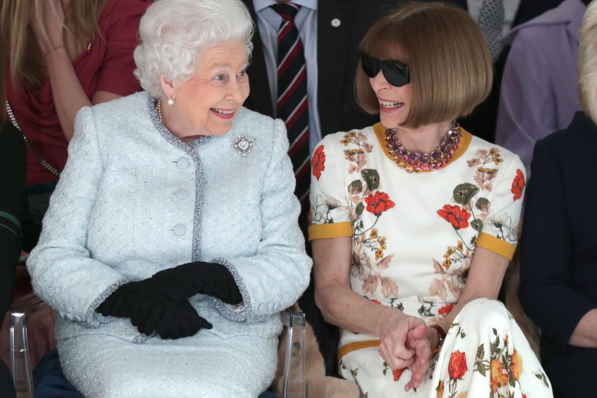 Anna Wintour, con gafas de sol junto a la reina Isabel II, en una imagen de archivo.