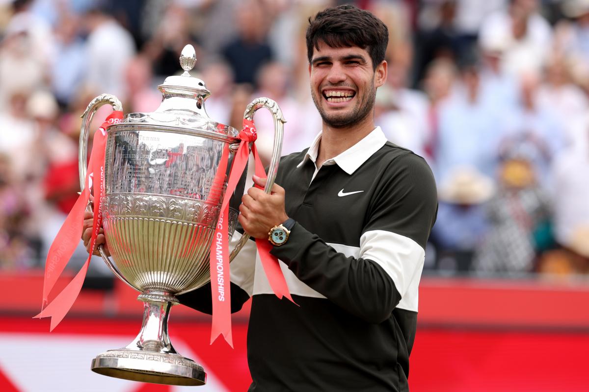 Carlos Alcaraz tras ganar el HSBC Championships 2025, en Queen`s.