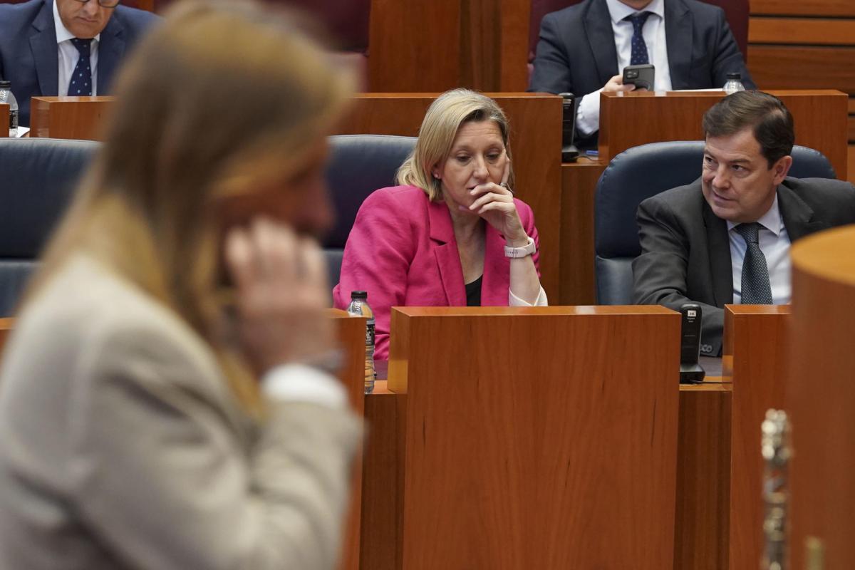 Pablo Fernández (Podemos), pasa por delante de la vicepresidenta y el presidente de Castilla y León, Isabel Blanco (c) y Alfonso Fernández Mañueco (d), durante el debate de modificación de la Ley de Publicidad Institucional