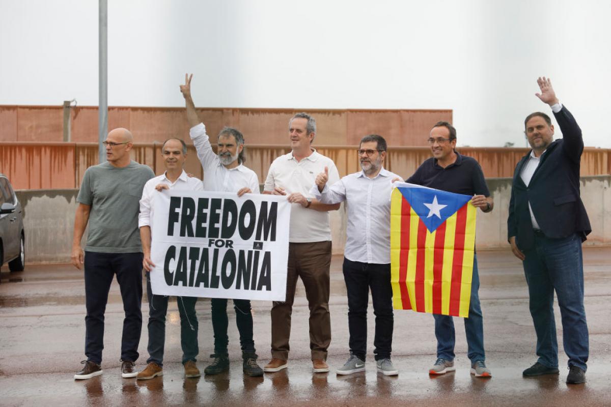 Raül Romeva, Jordi Turull, Jordi Cuixart, Joaquim Forn, Jordi Sànchez, Josep Rull y Oriol Junqueras, a su salida de prisión.