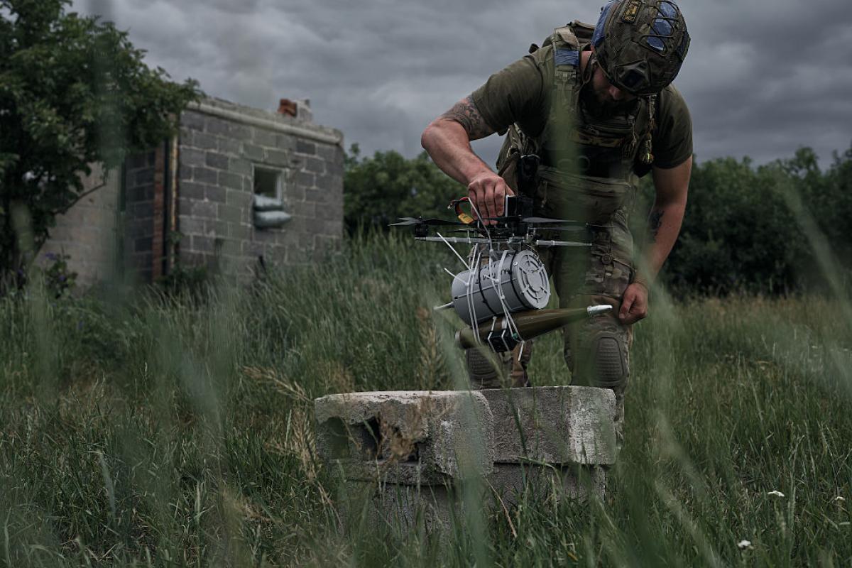 Un soldado ucraniano prepara un dron FPV en la región de Donetsk.