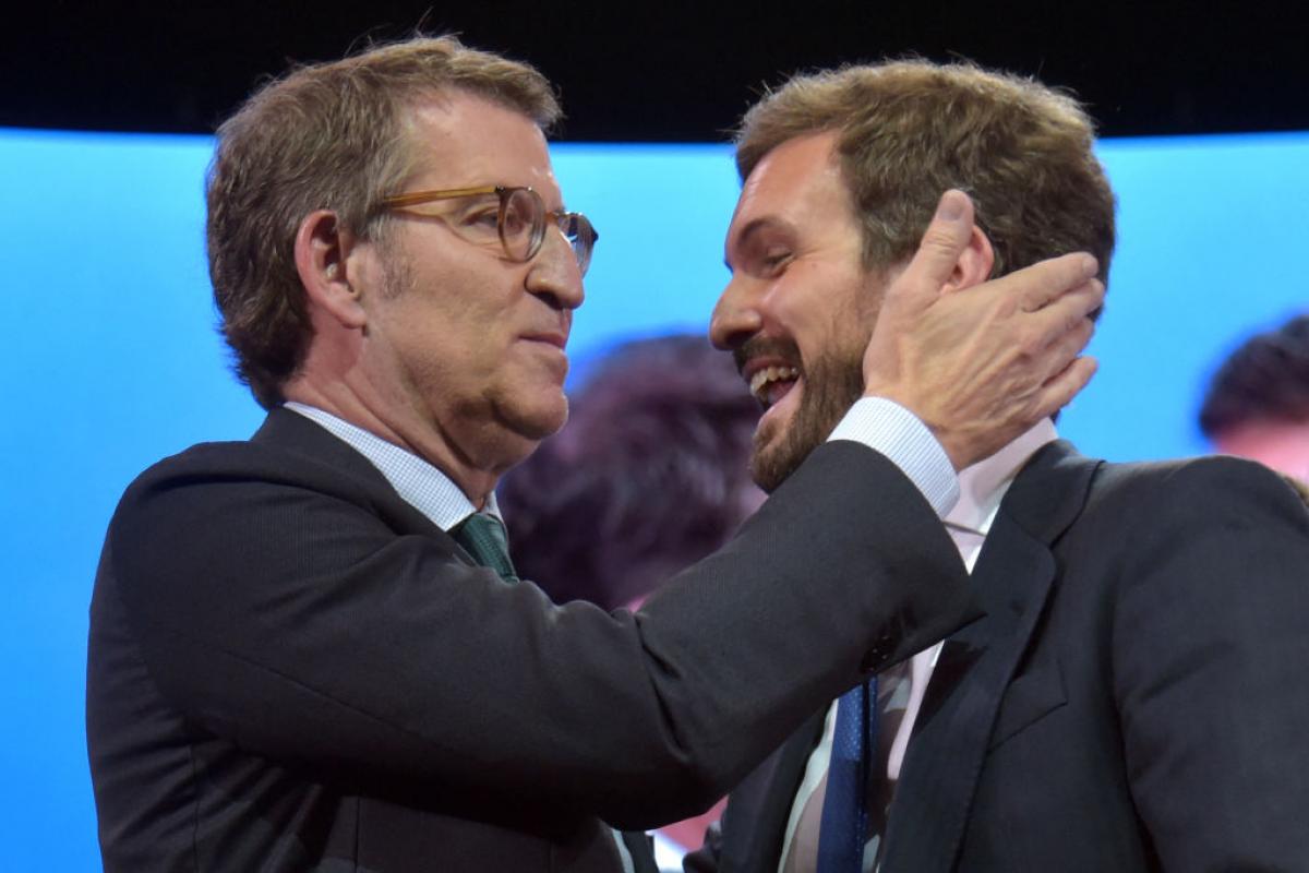 Alberto Núñez Feijóo y Pablo Casado se saludan afectuosamente tras la elección del primero en el Congreso Nacional del PP en 2022