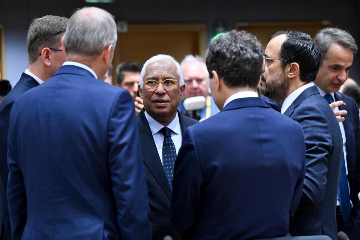 El presidente del Consejo, Antonio Costa, rodeado de líderes europeos en la cumbre en Bruselas.