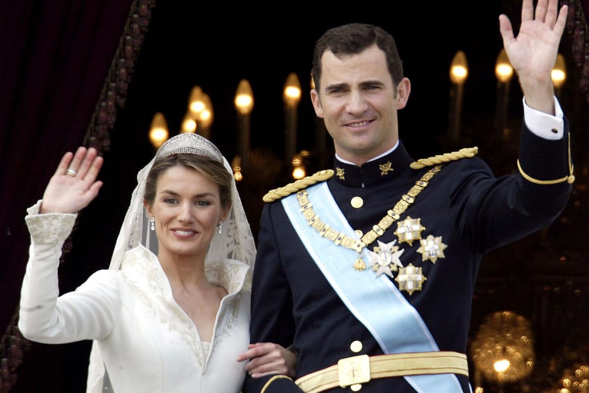 Felipe y Letizia, saludando desde el balcón el día de su boda, el 22 de mayo de 2004.