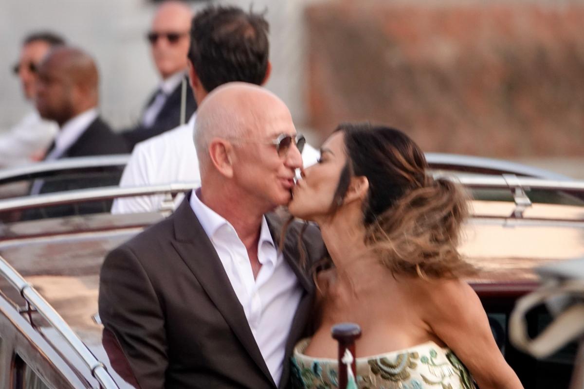 Lauren Sánchez y Jeff Bezos, fotografiados este jueves en Venecia.