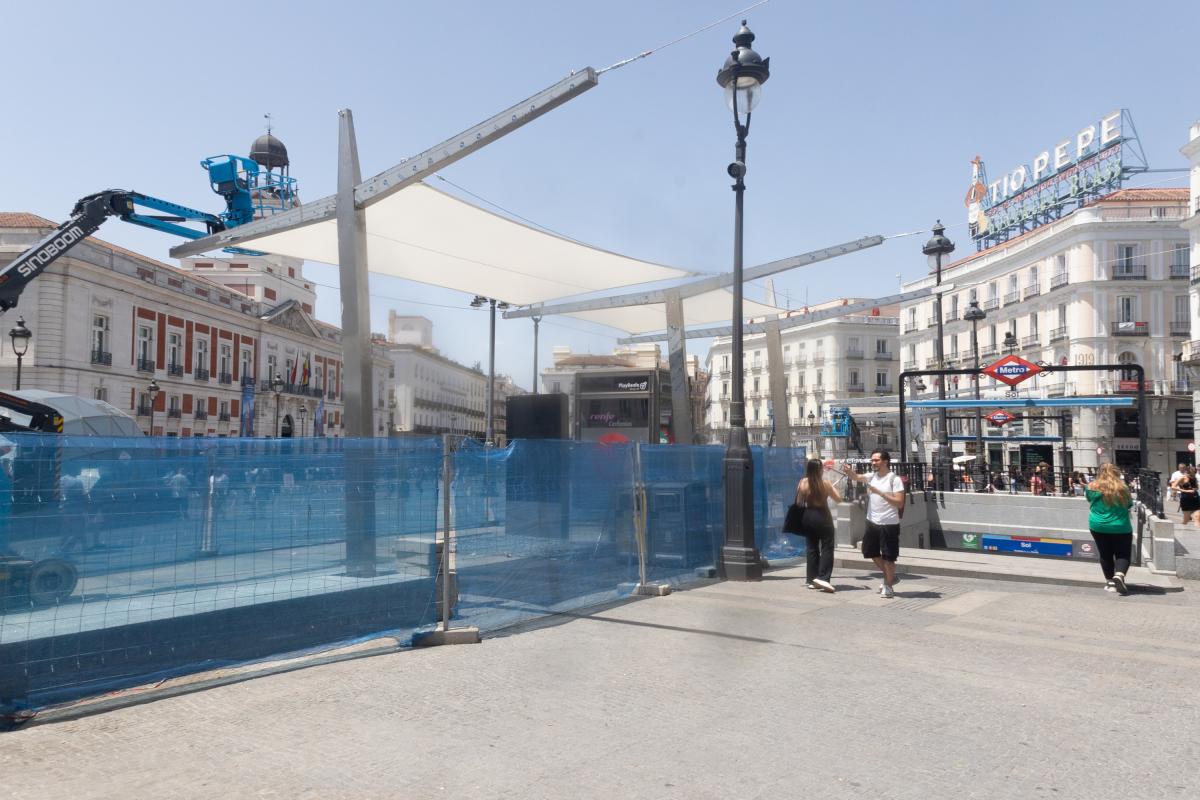 Los toldos que el Ayuntamiento de Madrid está instalando en la Puerta del Sol de Madrid.