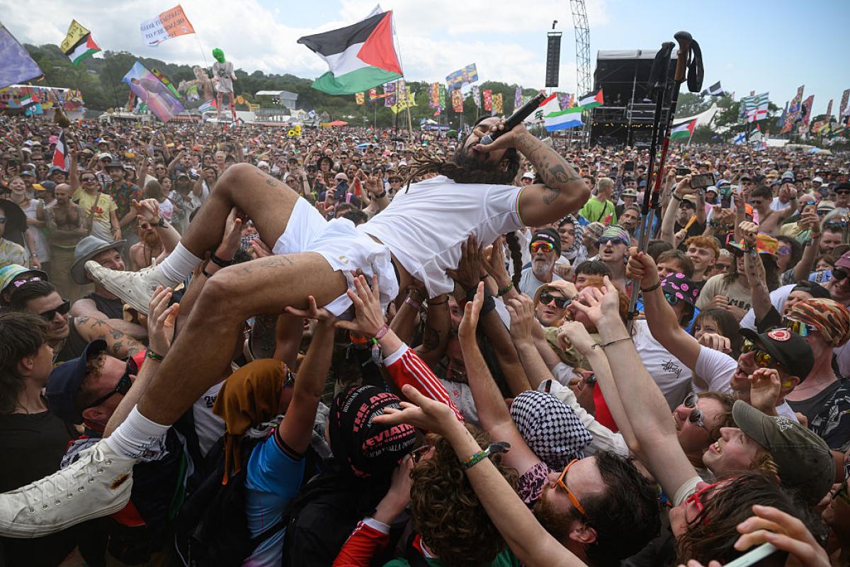 El cantante Bobby Vylan, del dúo punk Bob Vylan en su concierto de Glastonbury.