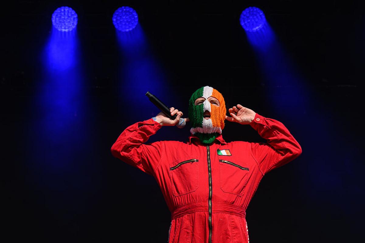 DJ Provaí, miembro del grupo de rap irlandés Kneecap, en su concierto de Glastonbury.