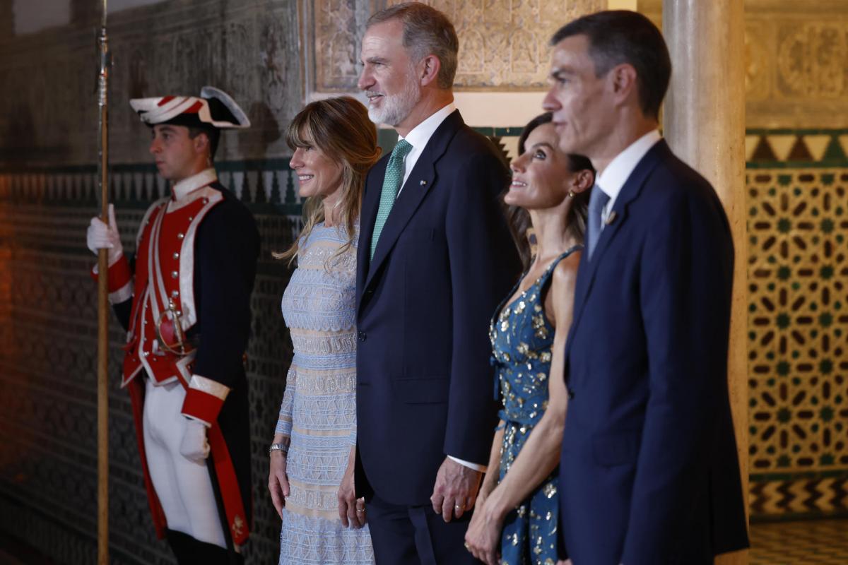 El rey Felipe VI y la reina Letizia reciben al presidente del Gobierno, Pedro Sánchez, y a su mujer, Begoña Gómez.
