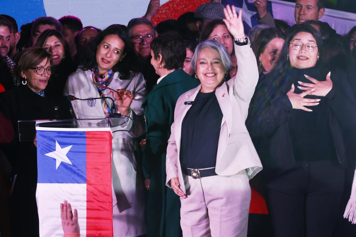La vencedora de las primarias de la izquierda en Chile, Jeanette Jara, festeja su triunfo.