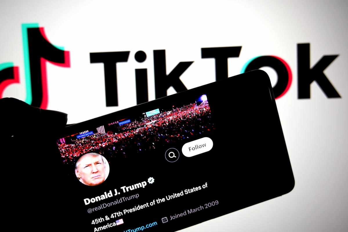 Una de las cuentas en redes sociales del presidente de EEUU, Donald Trump, ante un fondo con el logotipo de TikTok.