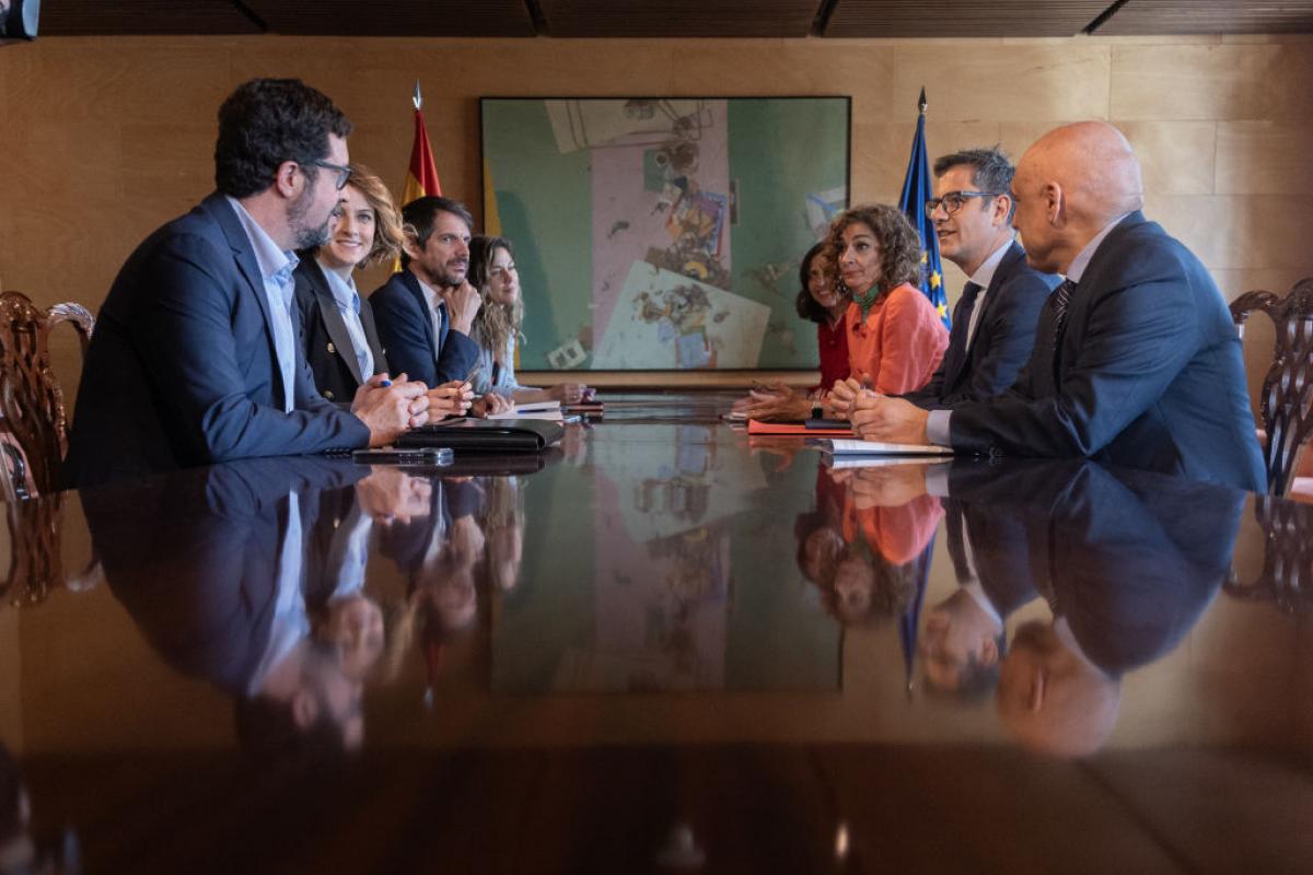 Delegaciones de Sumar (izda.) y PSOE en una pasada reunión de seguimiento de la coalición