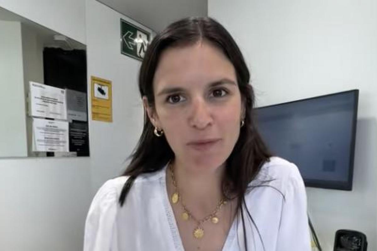 La joyera de la joyería Fina García que narra la historia de la pedida de mano fallida.