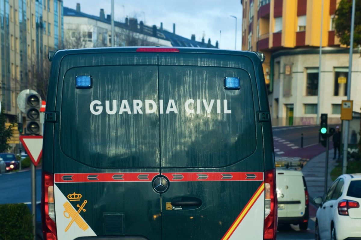 Un furgón de la Guardia Civil circula por las calles de una ciudad en Galicia.
