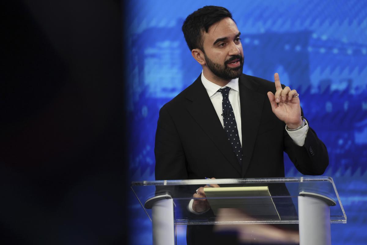 El candidato demócrata Zohran Mamdani habla durante un debate de las primarias demócratas a la alcaldía de Nueva York.