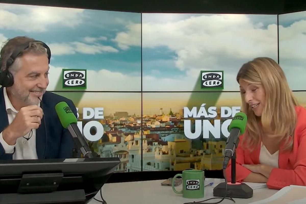 El periodista y director de 'Más de uno', Carlos Alsina; y la vicepresidenta segunda del Gobierno, Yolanda Díaz; en el plató de Onda Cero.