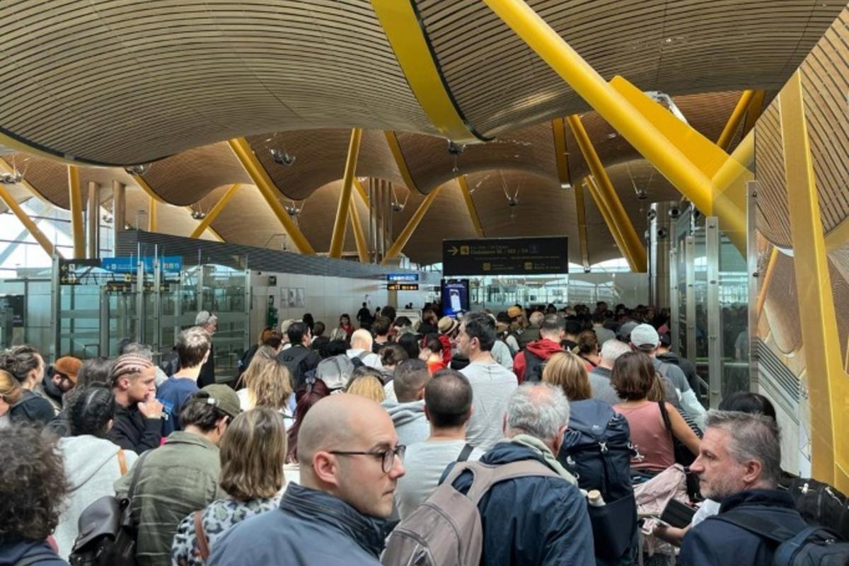 Largas colas en el aeropuerto Adolfo Suárez Madrid-Barajas
