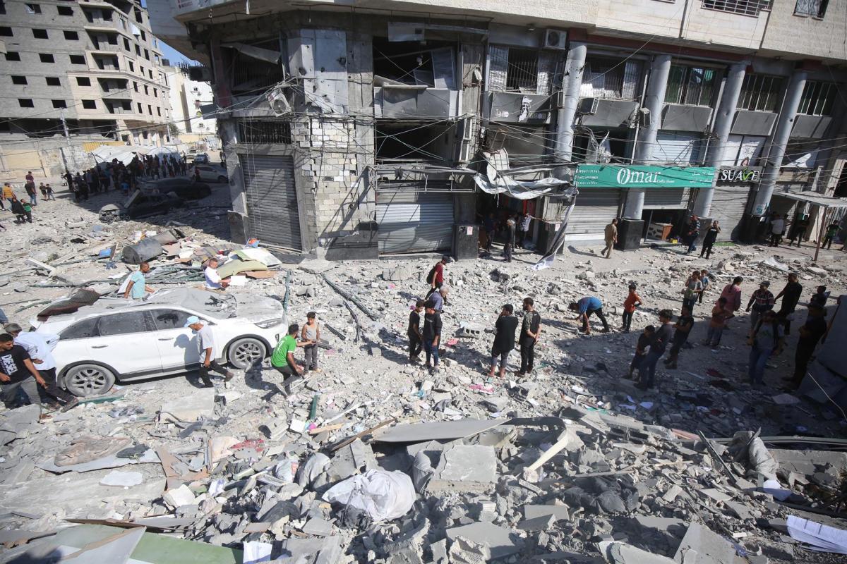 Restos de una calle bombardeada por Israel en ciudad de Gaza