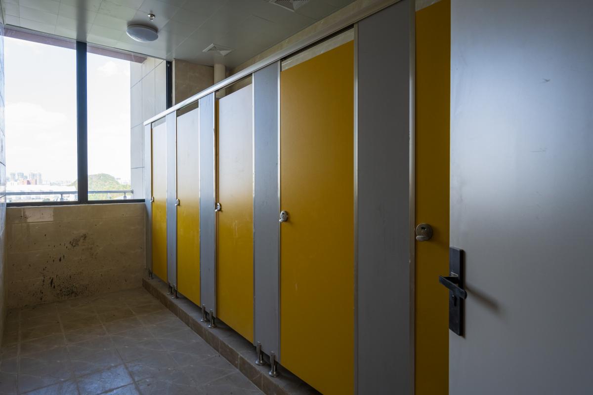 Baños de un colegio, en una imagen de archivo.