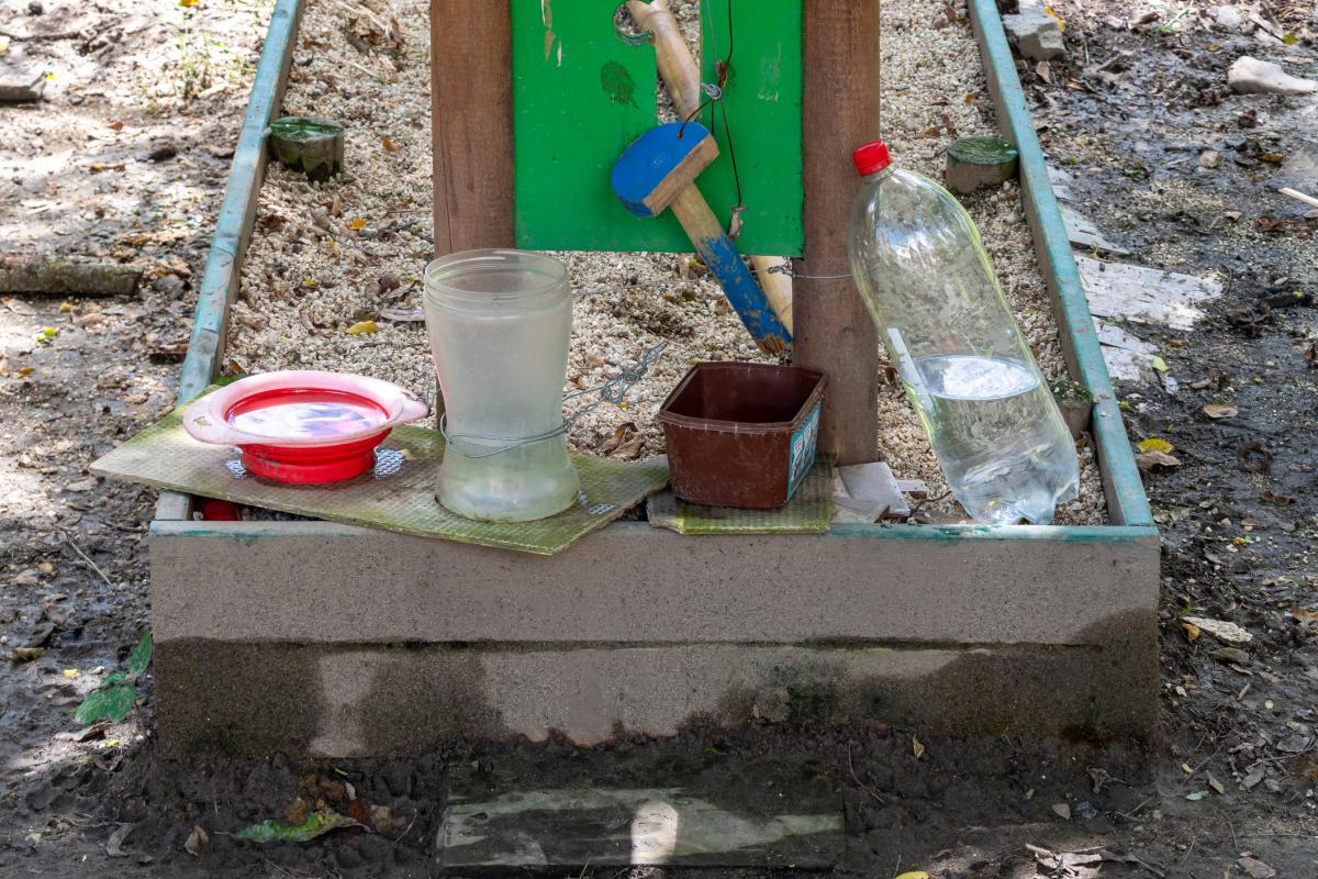 Botellas y recipientes para el agua, en un parque canino