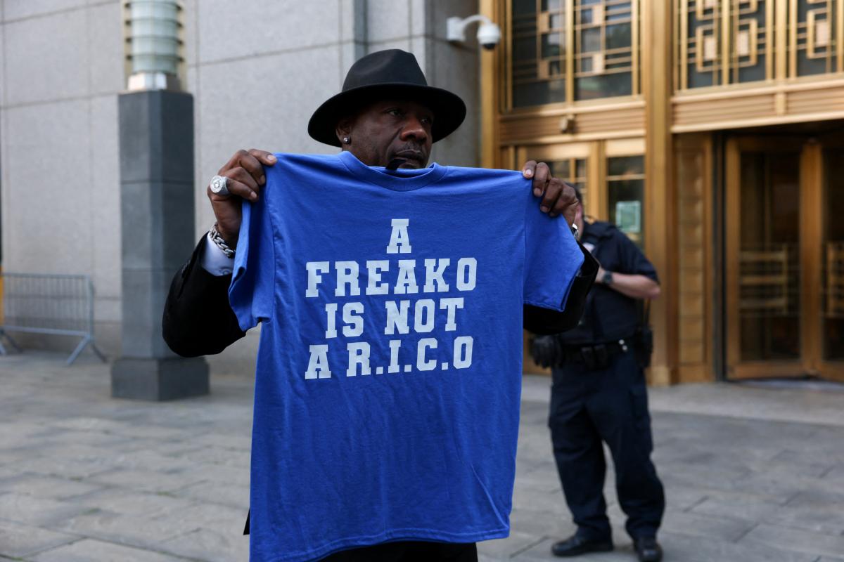 Charlie Lucci, amigo de la familia de Sean "Diddy" Combs, en la entrada del juzgado.