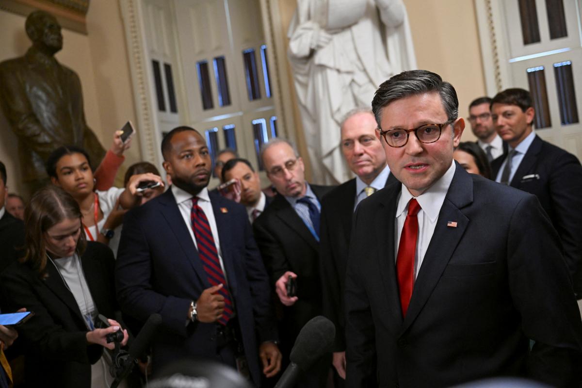 El presidente de la Cámara de Representantes, Mike Johnson, habla con la prensa, mientras los legisladores republicanos luchan por aprobar el amplio proyecto