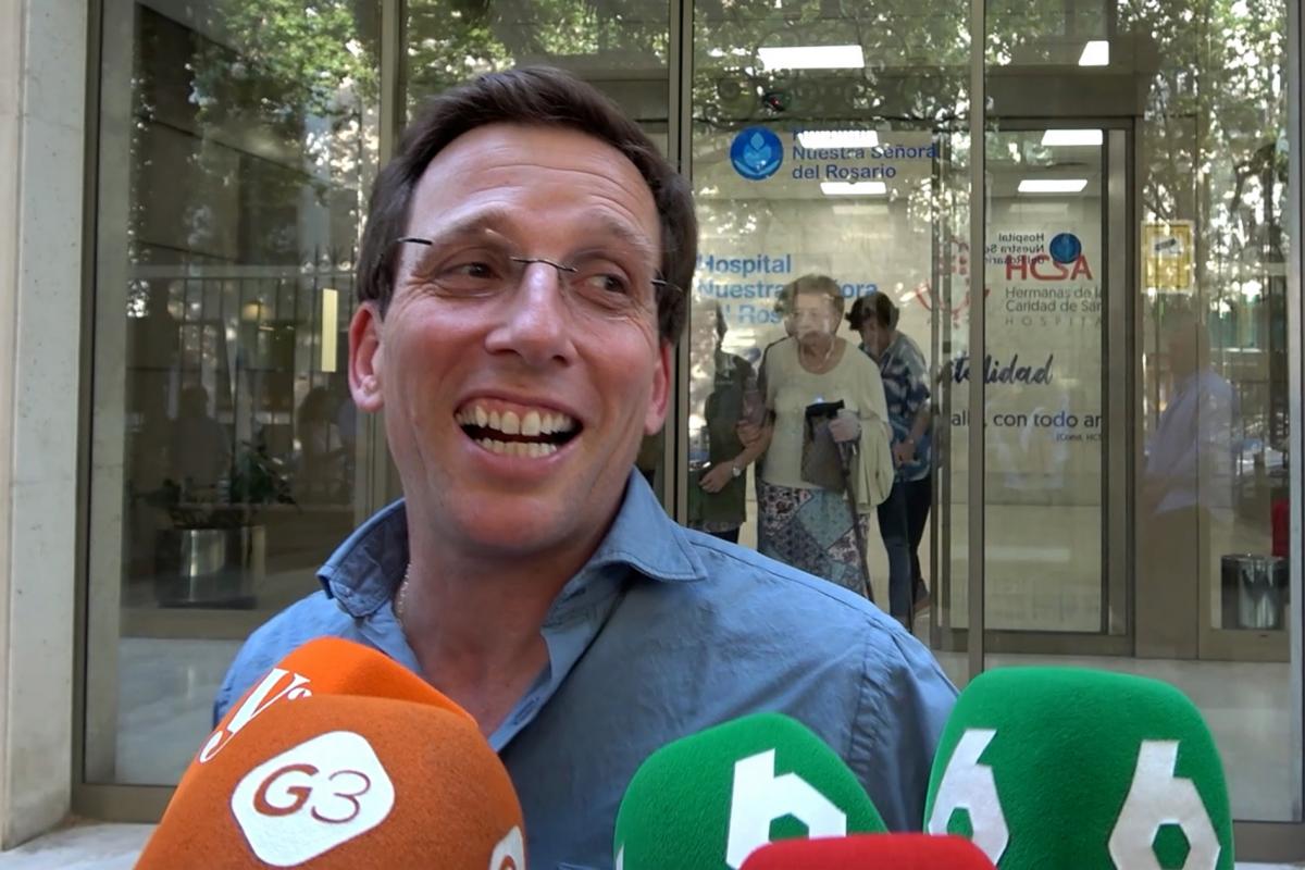 Jose Luis Martínez Almeida este jueves a las puertas de la clínica en la que nació su primer hijo, Lucas.