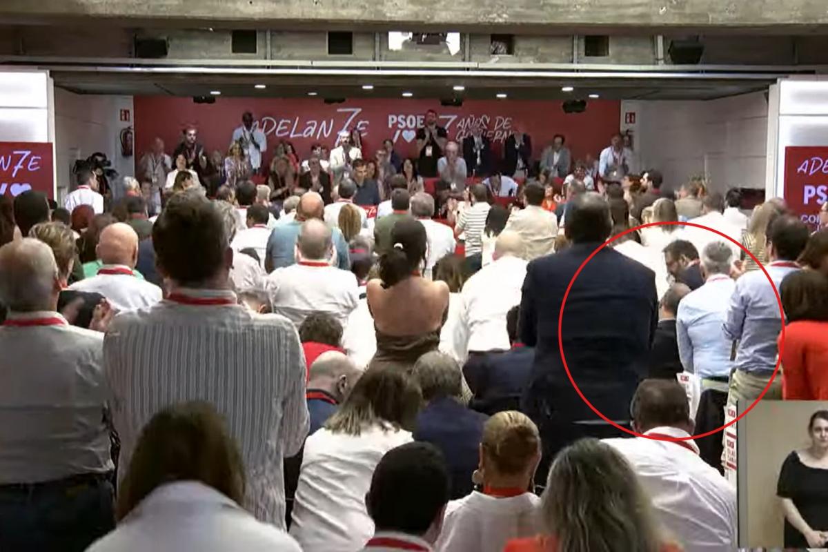 Momento en el que Pedro Sánchez termina su discurso.