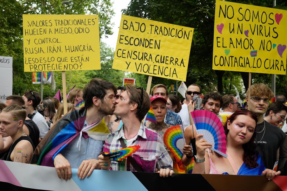 Participantes en la gran marcha del Orgullo 2025 que recorre hoy sábado las calles de Madrid.
