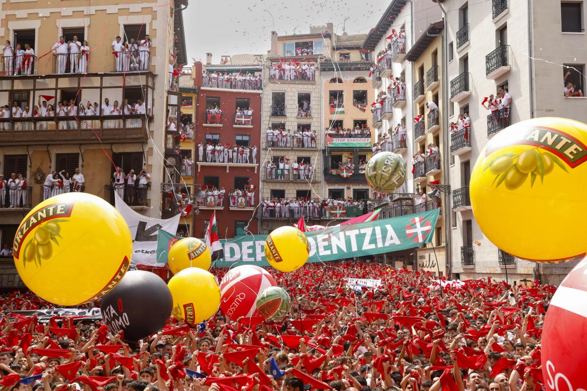 Pamplona da la bienvenida a los Sanfermines este domingo.