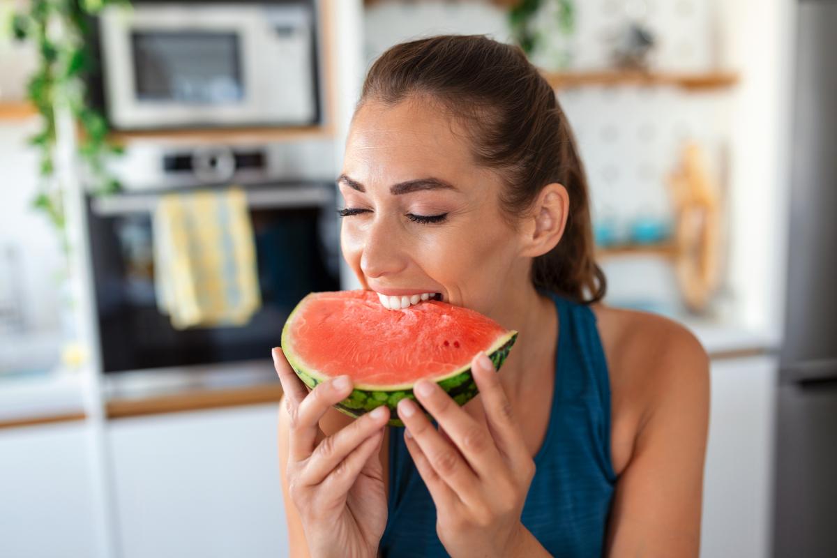 Una mujer comiendo sandía.
