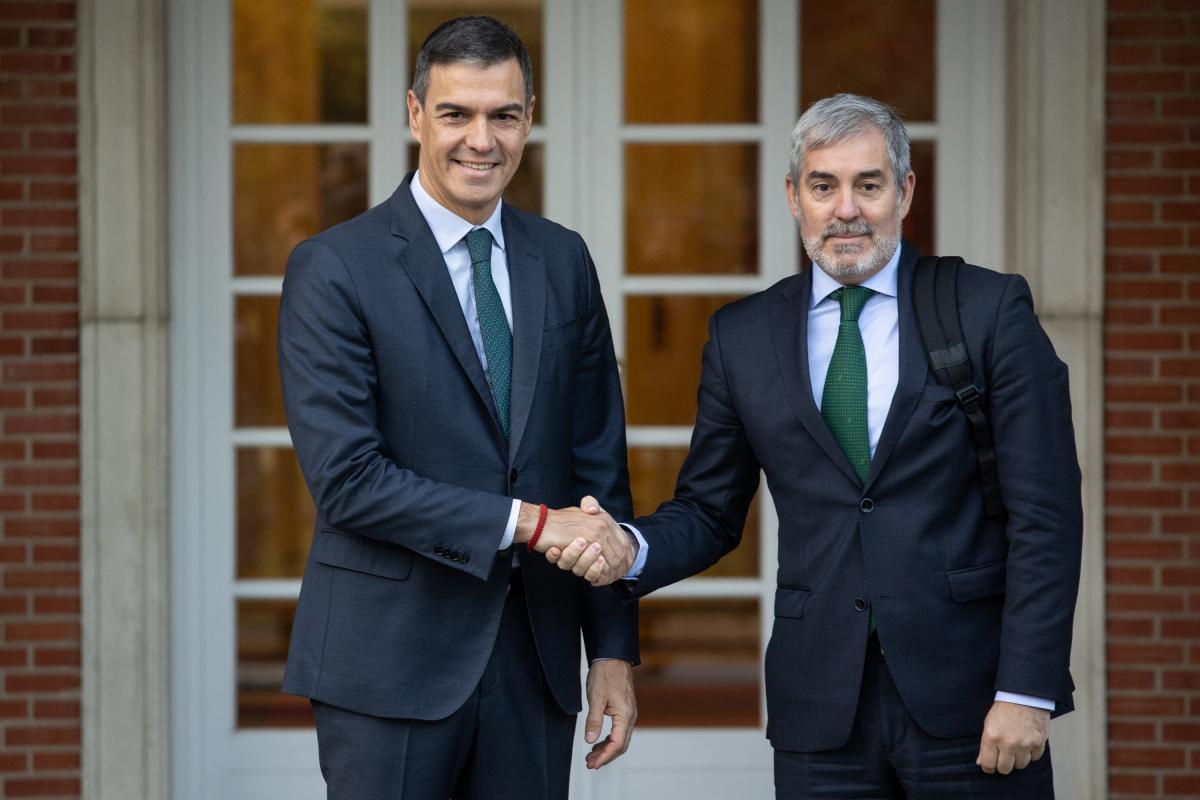 El presidente del Gobierno, Pedro Sánchez, y el mandatario canario, Fernando Clavijo, en una imagen de archivo en Moncloa.
