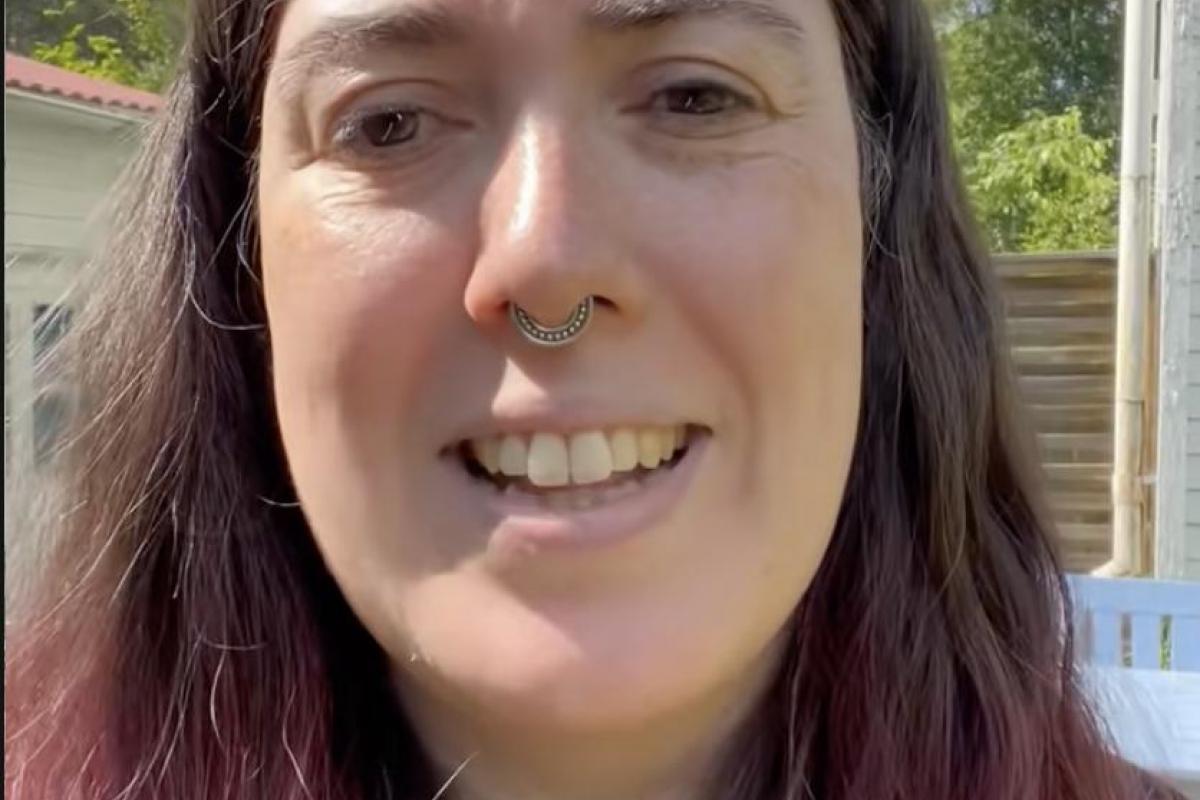 Mientras en España se pelean por estudios sin ventana, ella se compra una casa de tres pisos con jardín en Suecia