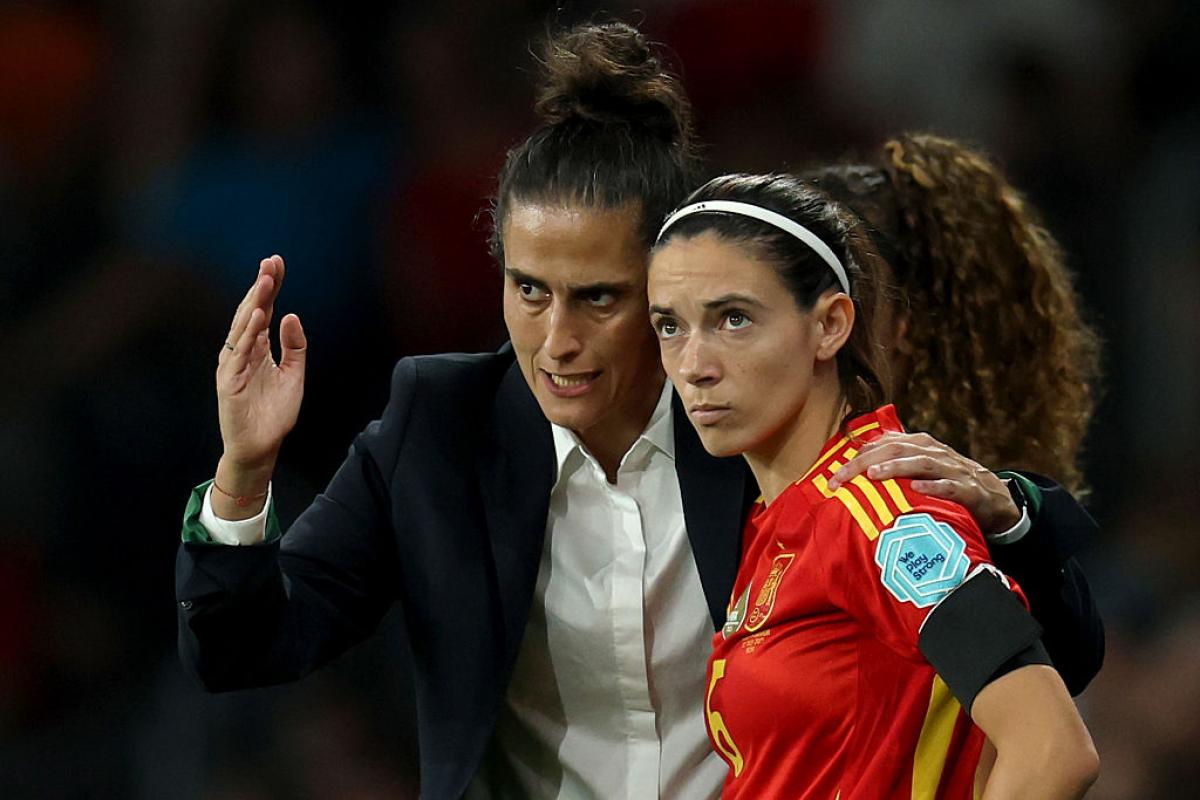 Montse Tomé da indicaciones a Aitana Bonmatí antes de jugar sus primeros minutos de la Eurocopa 2025 ante Portugal.