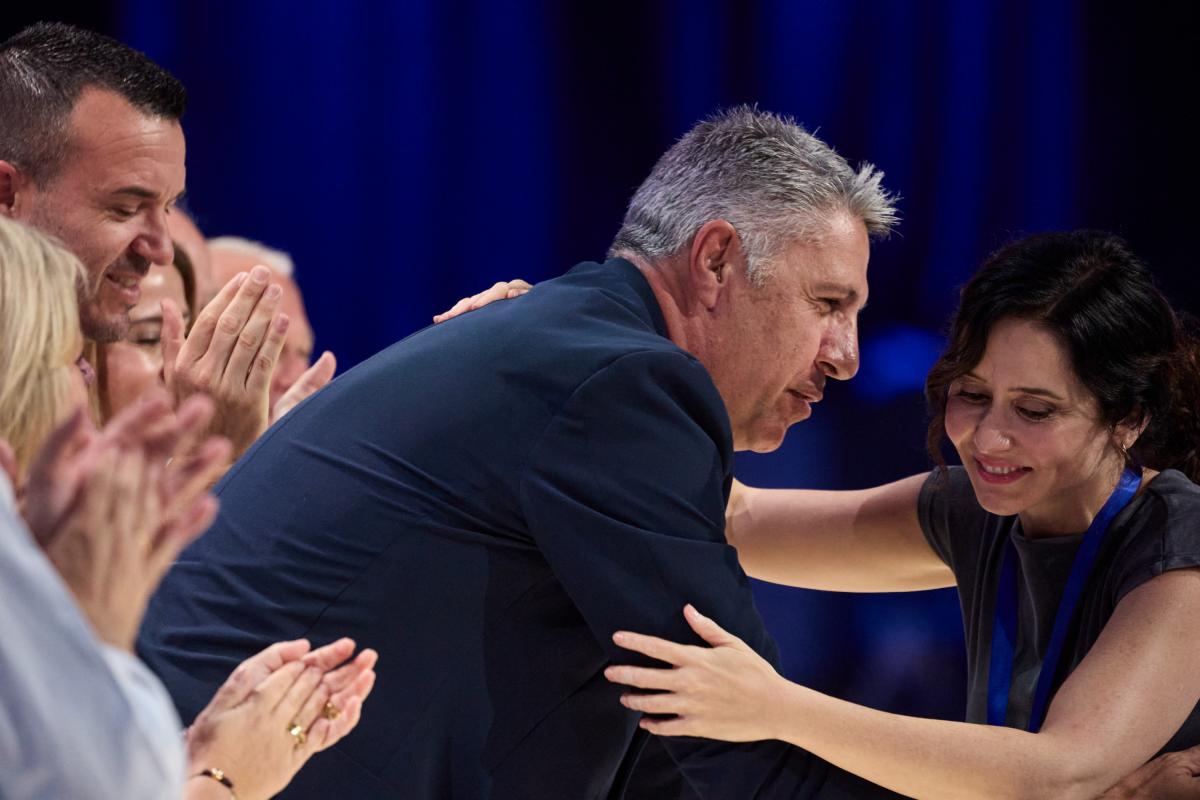 Xavier García Albiol, alcalde de Badalona (PP) y organizador del congreso nacional del PP, saludando a la presidenta madrileña, Isabel Díaz Ayuso, en dicha cita de la formación en Madrid.