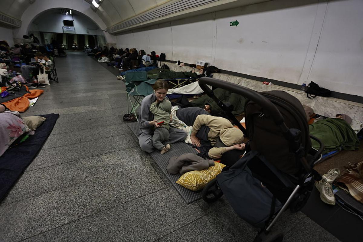 Residentes en Kiev se protegen en el metro, de un ataque de Rusia