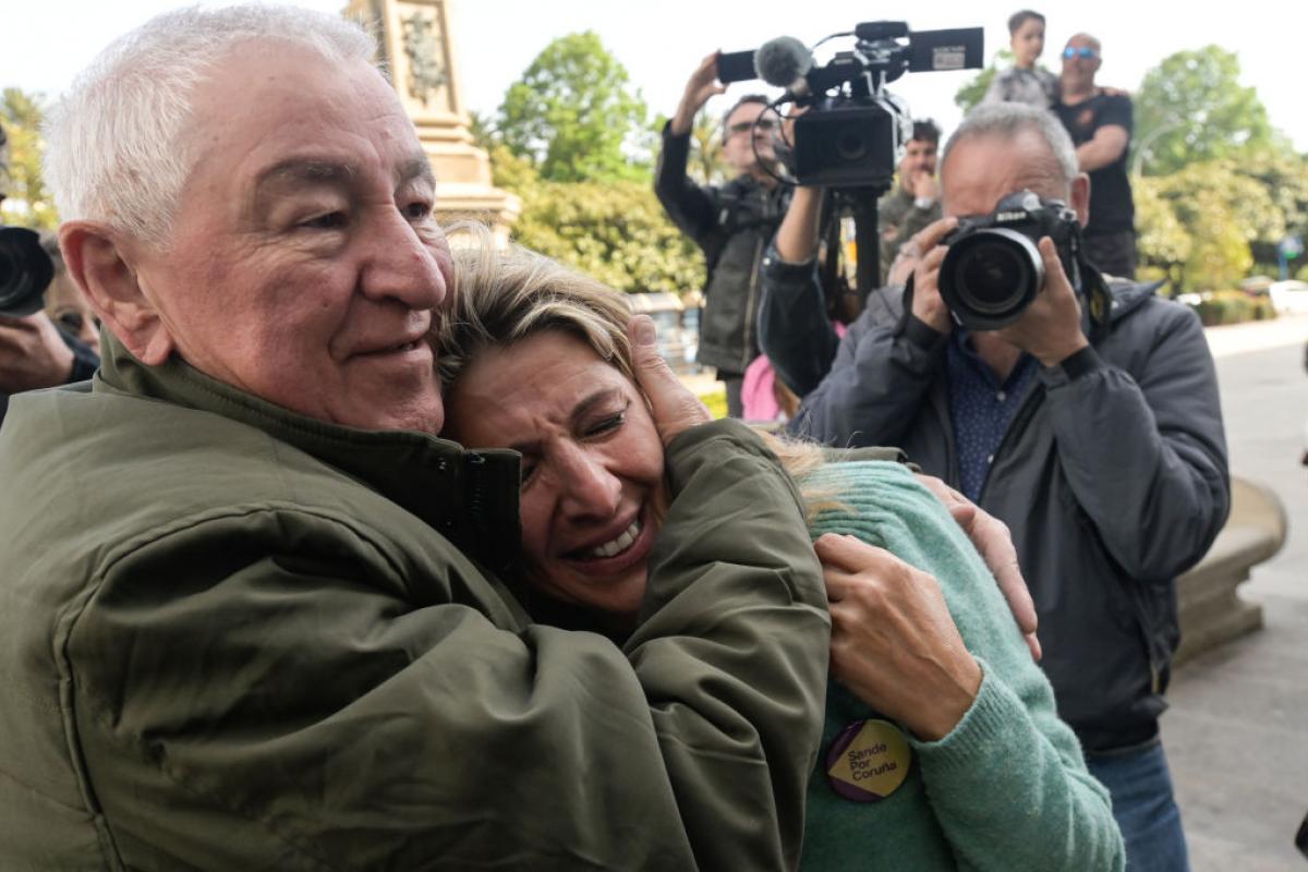 Suso Díaz abraza a su hija, Yolanda Díaz, en un mitin de Sumar en A Coruña.