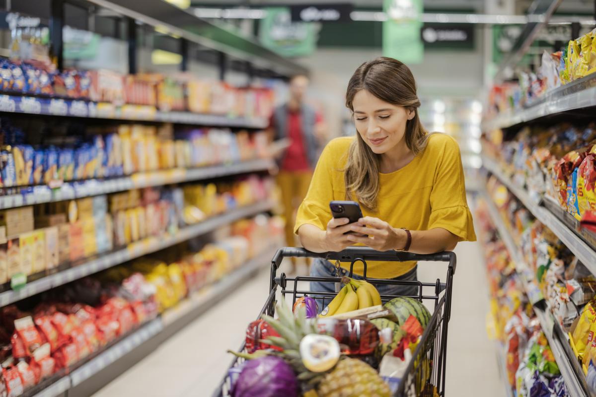 Una chica haciendo la compra en el super.