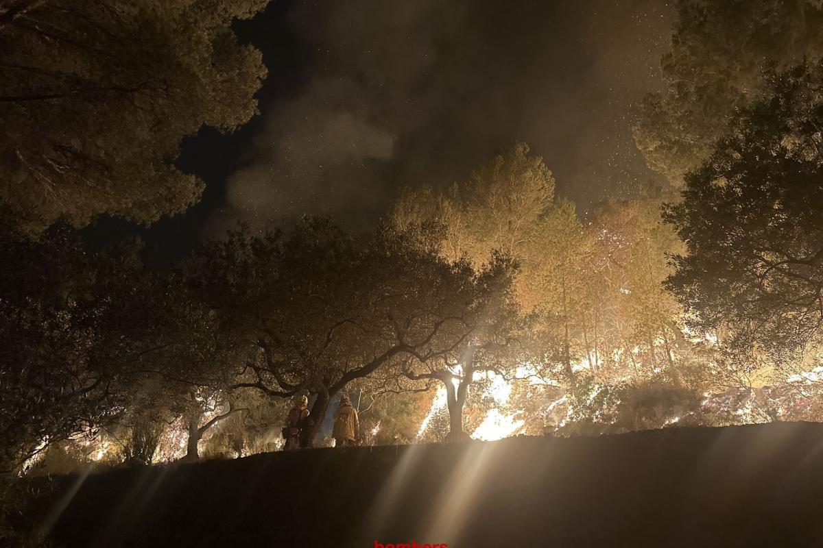 Los bomberos han pasado una dura segunda noche luchando contra el fuego y las intensas rachas de viento en el incendio originado en Paüls, realizando maniobras de 'fuego técnico' para acabar de definir bien y cerrar el perímetro, que alcanza los 44 kilómetros.