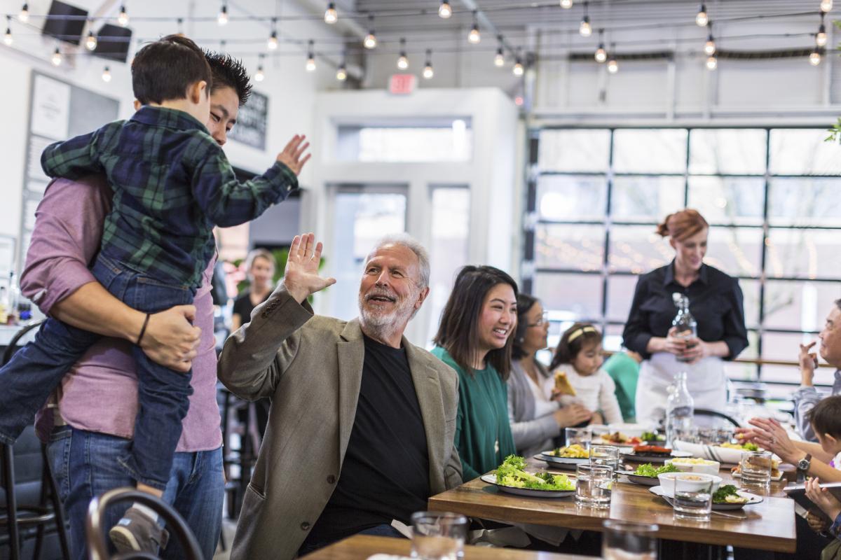 Niños en un restaurante, en una imagen de recurso