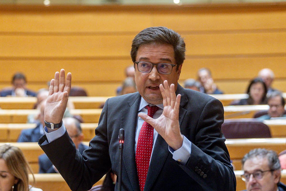 Óscar López gesticula en una sesión del Senado