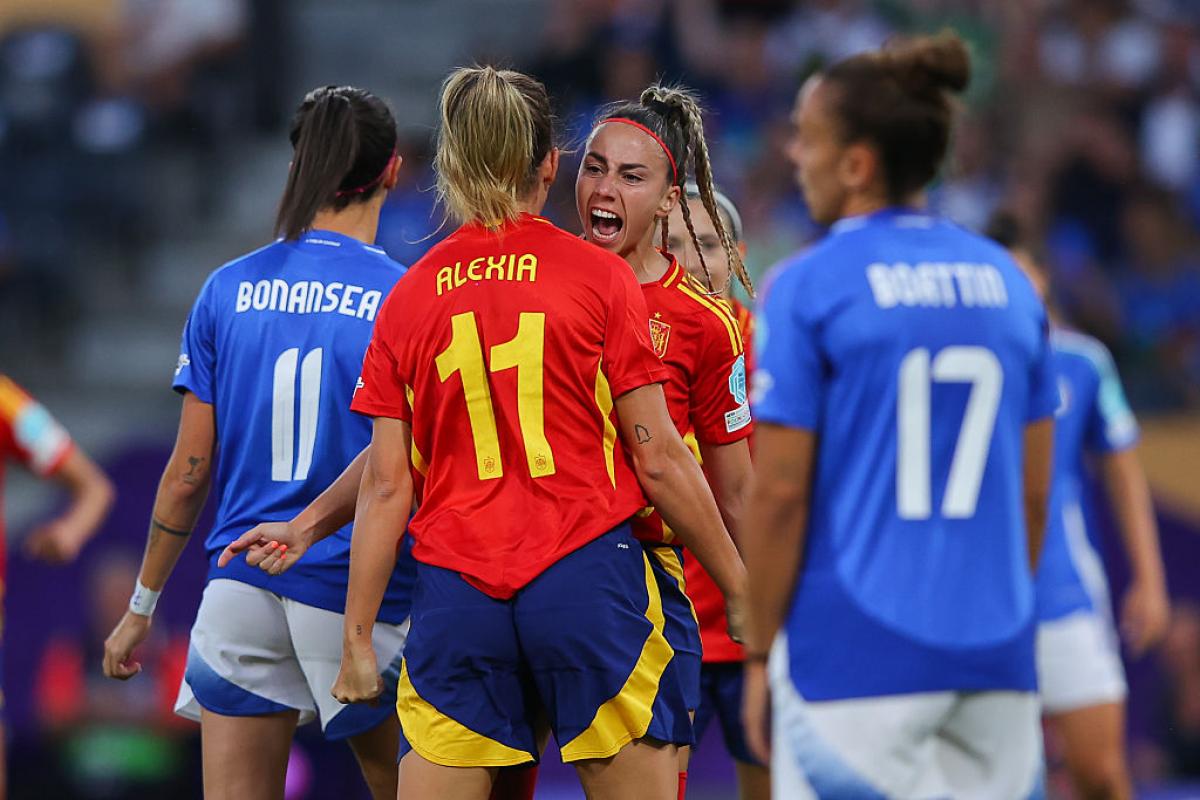 Athenea del Castillo celebra, enrabietada, su gol con Alexia Putellas