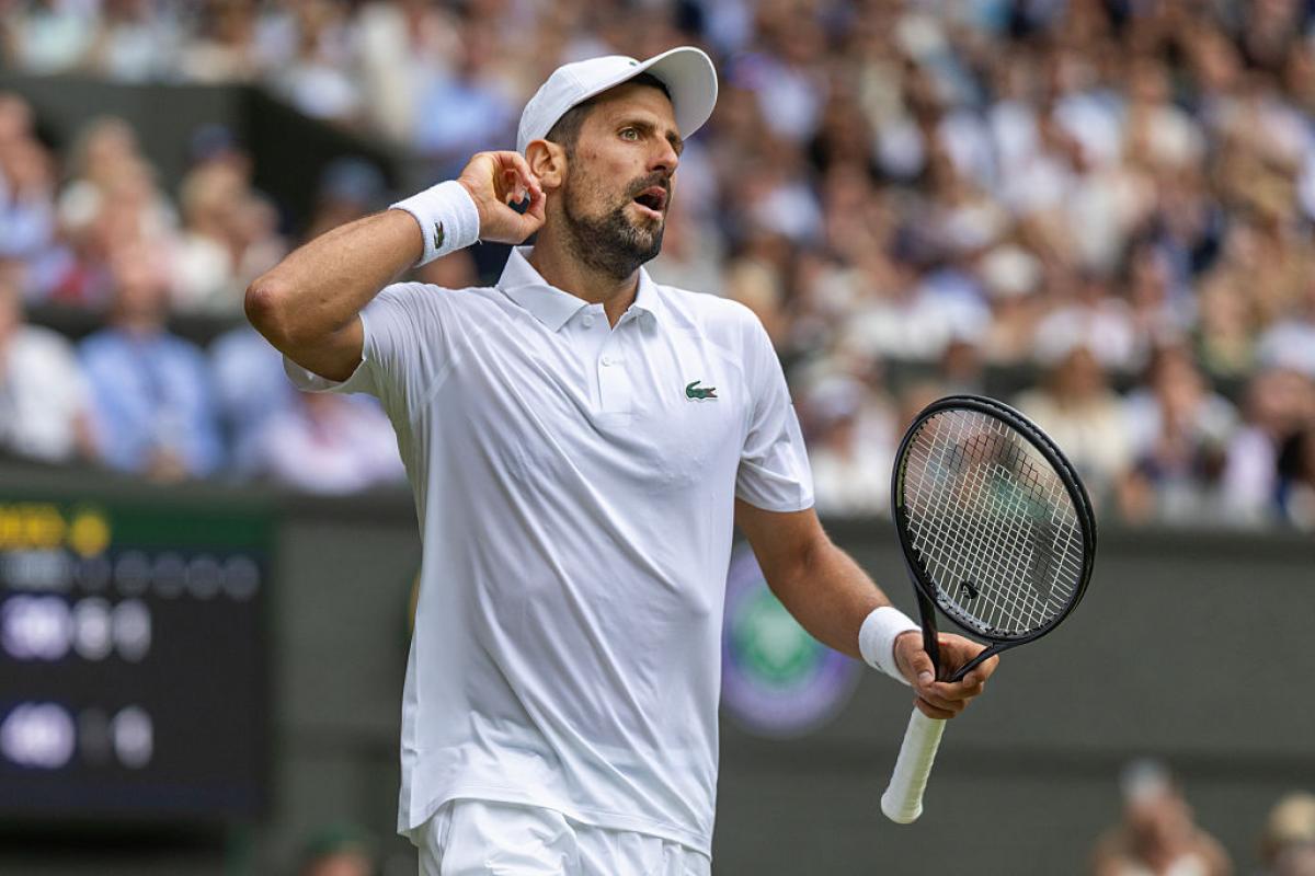 Novak Djokovic gesticula al público de Wimbledon