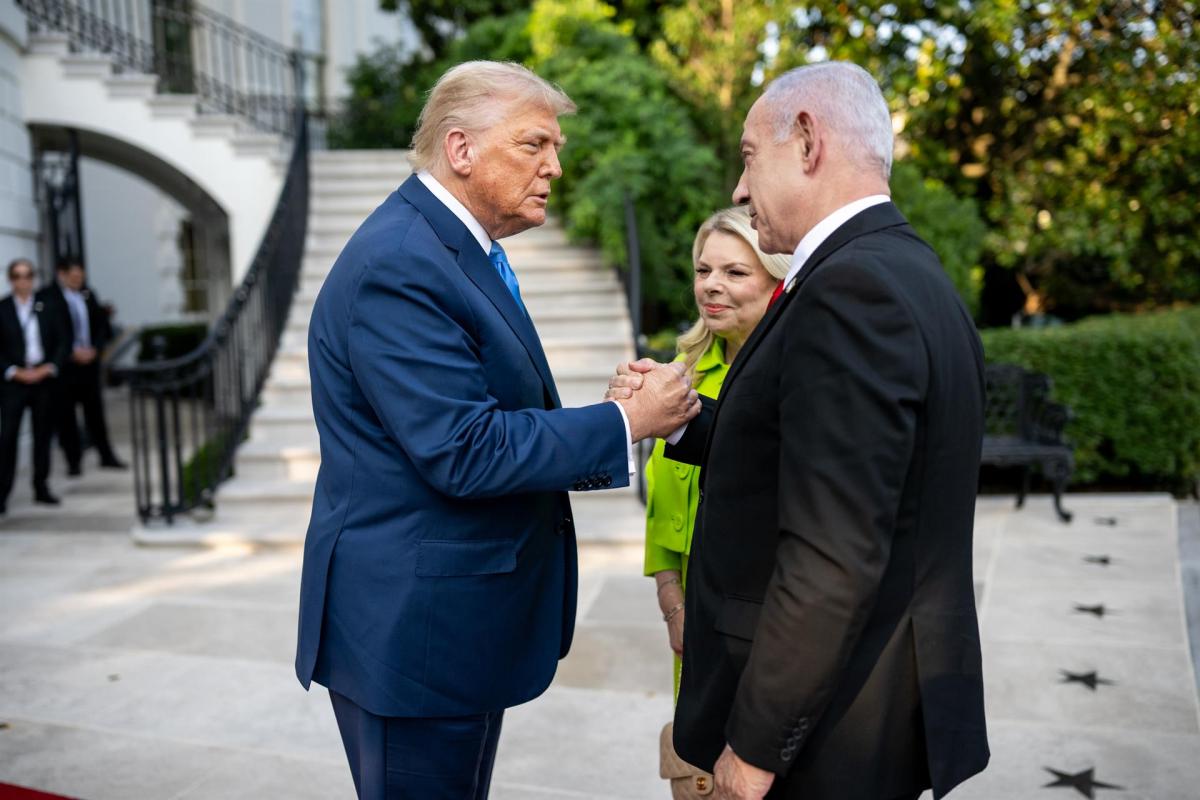 El presidente de EEUU, Donald Trump, recibe al primer ministro de Israel, Benjamin Netanyahu, y a la esposa de éste en la Casa Blanca