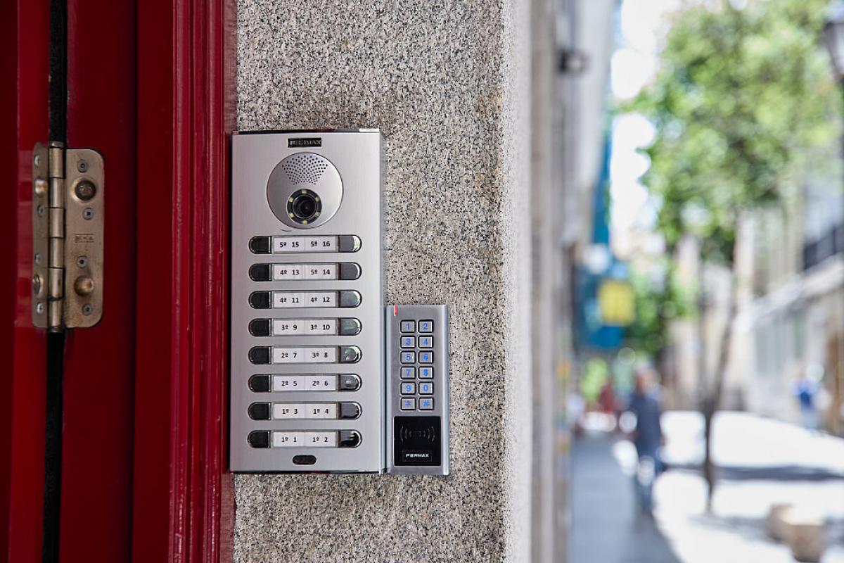 Portal de un edificio de Madrid en el que existen apartamentos turísticos.
