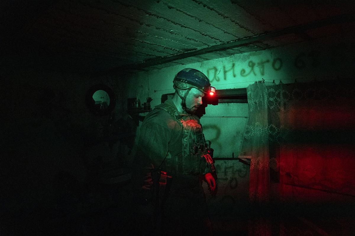 Un soldado ucraniano pasa la noche en un refugio, protegiéndose de los ataques rusos.