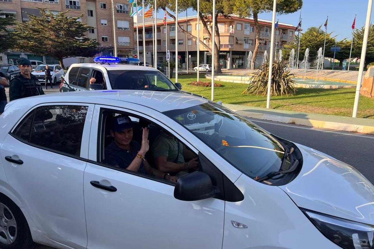 Vito Quiles, acompañado para salir de la manifestación en Torre Pacheco